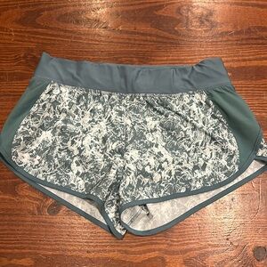 Under Armour size large teal Heatgear fitted running shorts.